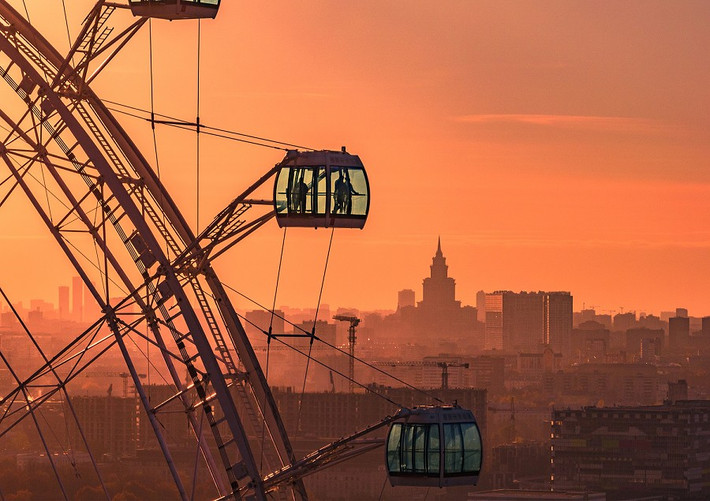 Toàn cảnh thành phố rộng lớn xen kẽ với những bức ảnh cận cảnh chụp vòng đu quay Mặt trời Moscow, tháp truyền hình Ostankino hay những tòa nhà chọc trời của khu thương mại được bao phủ trong sương mù...