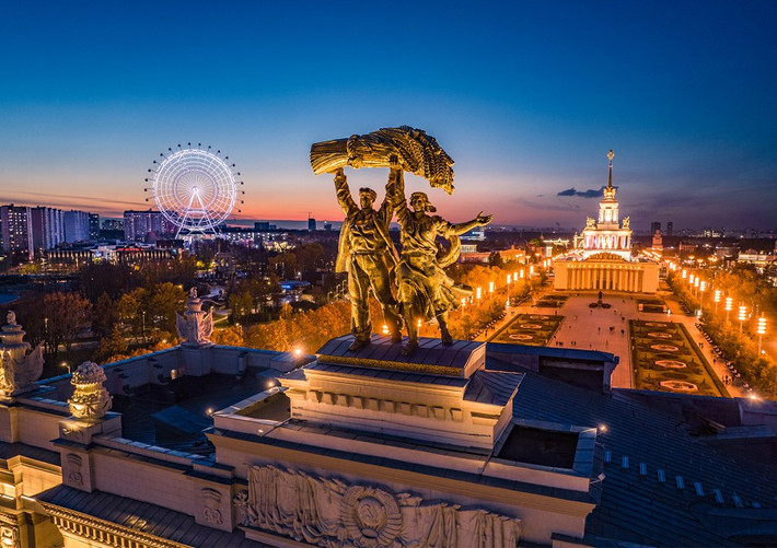 Thủ đô Moscow rực rỡ vào buổi tối.