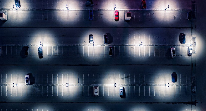 Một bãi đỗ ô tô nhìn từ trên cao.