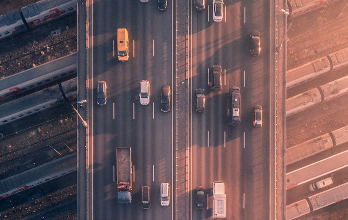 Những chiếc xe di chuyển trên đường phố Moscow.