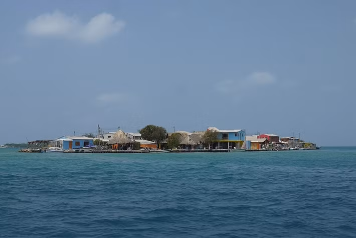 Santa Cruz del Islote giúp các ngư dân có thể ở ngoài khơi và đánh bắt cá trong thời gian dài hơn, và họ dần dần bắt đầu định cư tại đây. Trong vài thế kỷ tiếp theo, cộng đồng này phát triển đều đặn cho đến khi trở nên chật chội như ngày nay. Ảnh: Wikipedia.