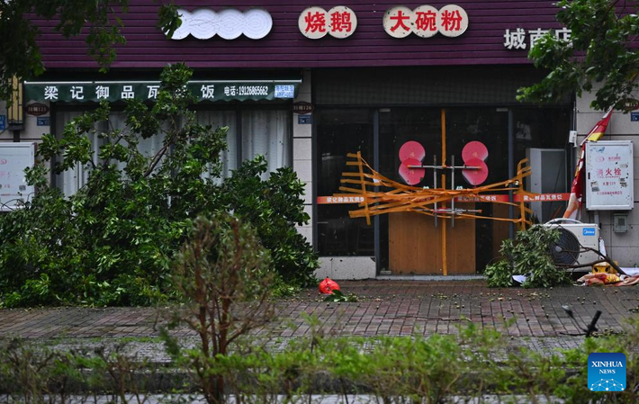 Bức ảnh này được chụp vào ngày 24/9/2025 cho thấy những cành cây gãy rơi xuống bên ngoài một nhà hàng ở thành phố Dương Giang. Ảnh: THX.