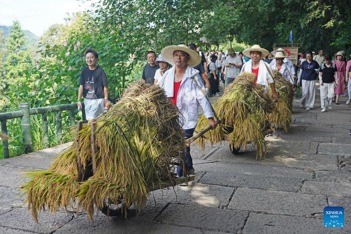 Nông dân diễu hành mừng vụ mùa thu hoạch ở huyện Vụ Nguyên, tỉnh Giang Tây, ngày 23/9/2025. Ảnh: THX.
