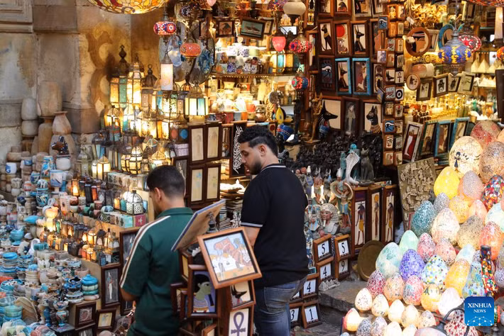 Những món đồ lưu niệm được bày bán bên ngoài một cửa hàng tại chợ cổ Khan el-Khalili ở Cairo.