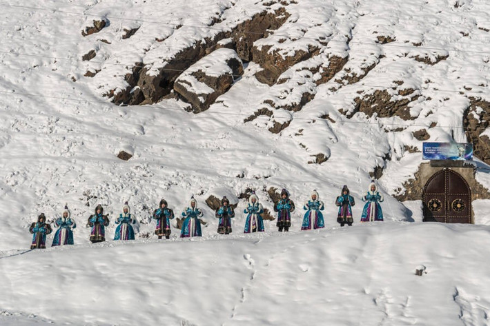 Những người Yakut trong trang phục truyền thống. Ảnh: Wikimedia Commons.