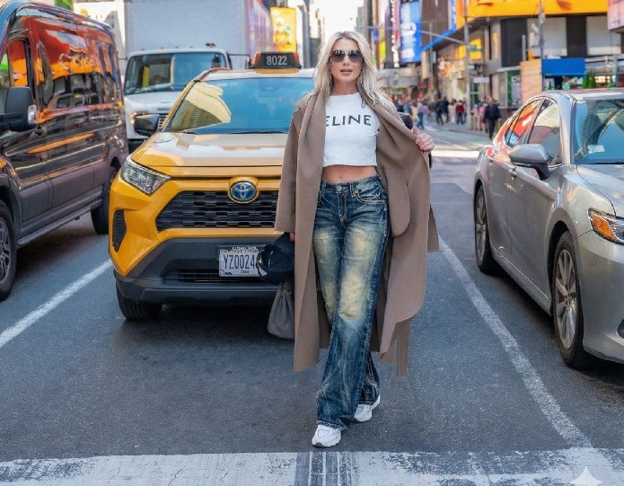 Nguồn gốc của những chiếc quần jean hàng hiệu đắt tiền có thể bắt nguồn từ thành phố New York. Vào giữa những năm 1960, các cửa hàng thời trang ở NYC đã giúp biến quần jean thông thường thành một biểu tượng thời trang.