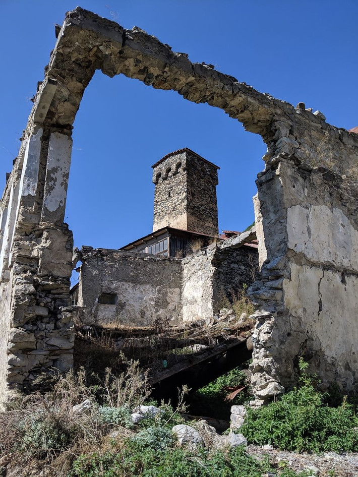 Mestia nổi tiếng với những tòa tháp Svan cổ kính. Theo lịch sử, sự tồn tại của các tòa tháp được giải thích là do nhu cầu bảo vệ chống lại kẻ thù và thiên tai.