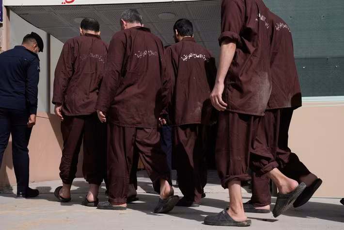 "Hàng nghìn tù nhân bị giam giữ lâu năm tại Al-Karkh đã được chuyển đến các nhà tù khác ở Iraq để nhường chỗ cho các tù nhân mới vừa được đưa từ Syria", nguồn tin cho hay.