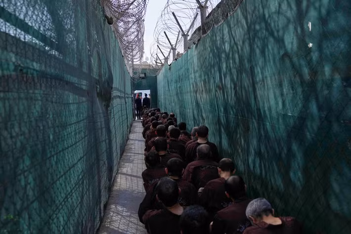 AP đưa tin ngày 13/2, các tù nhân bị nghi ngờ là thành viên của nhóm IS đã được chuyển từ nơi giam giữ ở Syria sang Iraq gần đây. "Trong vài tuần, Quân đội Mỹ đã chuyển hơn 5.000 tù nhân IS từ các nhà tù do Lực lượng Dân chủ Syria (SDF) quản lý ở Đông Bắc Syria đến Baghdad (Iraq)", nguồn tin cho biết. (Nguồn ảnh: AP)