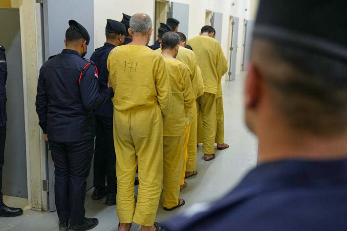 AP đưa tin, Iraq đang tìm cách đưa ra xét xử các tù nhân IS bị giam giữ nhiều năm ở Syria mà chưa bị buộc tội hoặc được tiếp cận hệ thống tư pháp.