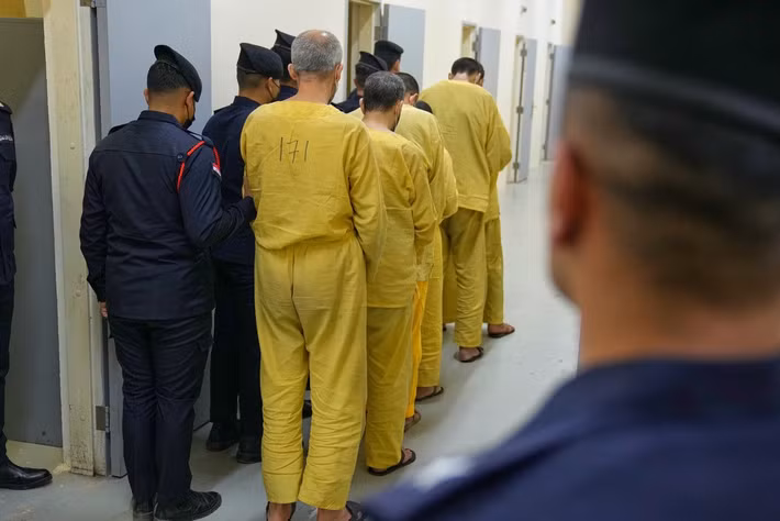 AP đưa tin, Iraq đang tìm cách đưa ra xét xử các tù nhân IS bị giam giữ nhiều năm ở Syria mà chưa bị buộc tội hoặc được tiếp cận hệ thống tư pháp.