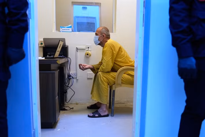 Thẩm phán Iraq cho biết thêm rằng những tù nhân bị giam giữ đến từ 14 quốc gia Ả Rập và 46 nước khác. Một số tù nhân mắc các bệnh về đường hô hấp nên một trung tâm y tế đã được thành lập để điều trị cho họ.