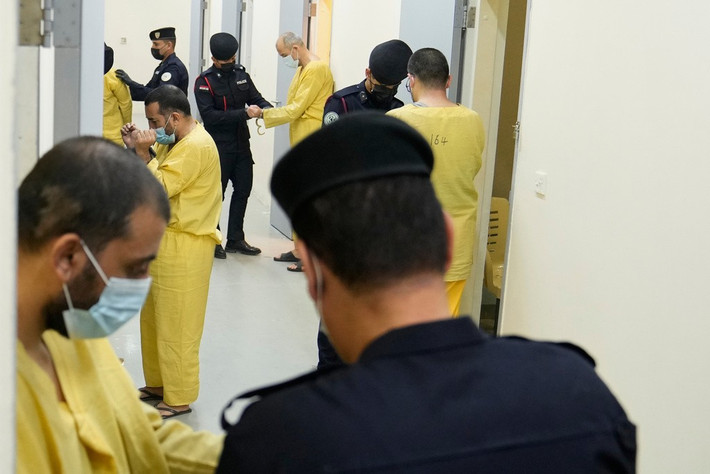 Khu giam giữ này là nhà tù trung tâm Al-Karkh nằm ở phía tây Baghdad. Tại đây, các tù nhân IS đang bị thẩm vấn. Các cuộc thẩm vấn thường diễn ra theo từng đợt. Tù nhân bị còng tay, đeo khẩu trang và từng người một được đưa vào phòng thẩm vấn.