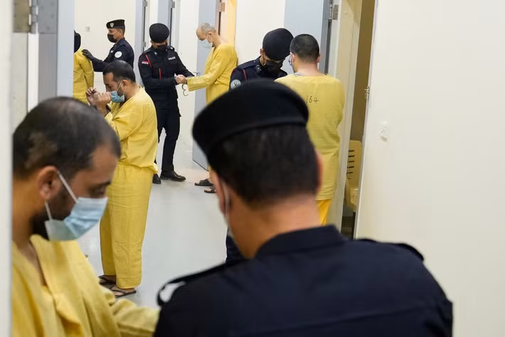 Khu giam giữ này là nhà tù trung tâm Al-Karkh nằm ở phía tây Baghdad. Tại đây, các tù nhân IS đang bị thẩm vấn. Các cuộc thẩm vấn thường diễn ra theo từng đợt. Tù nhân bị còng tay, đeo khẩu trang và từng người một được đưa vào phòng thẩm vấn.