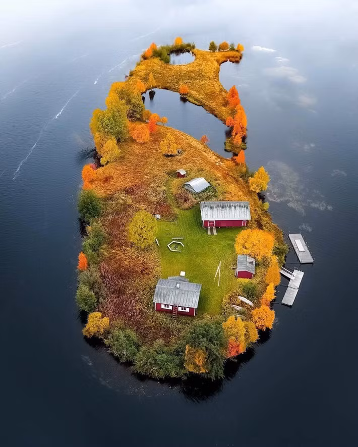 Kotisaari là hòn đảo nhỏ xinh đẹp nằm giữa dòng sông Kemi thơ mộng ở Lapland, Phần Lan. Ảnh chụp đảo Kotisaari vào mùa thu. (Nguồn ảnh: Bored Panda)