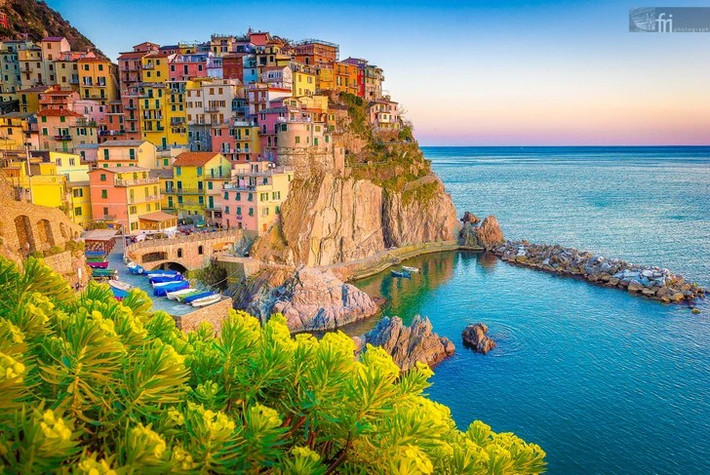 Những ngôi nhà đầy màu sắc ở Cinque Terre, Italy.