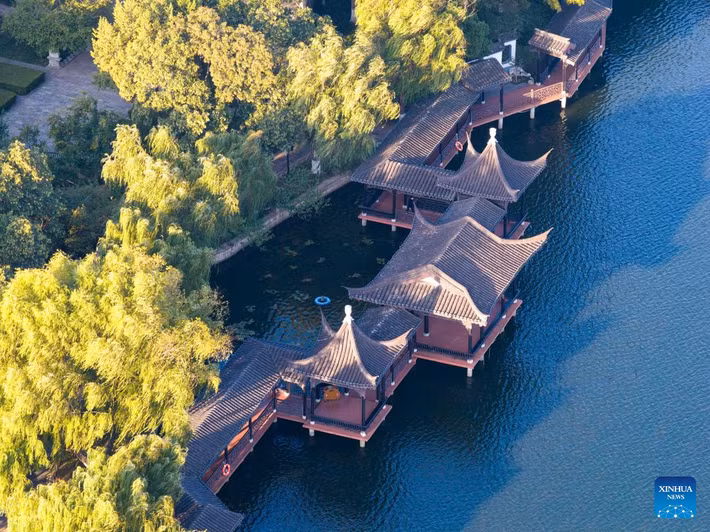 Quang cảnh mùa thu ở công viên hồ Mochou tại Nam Kinh, tỉnh Giang Tô, miền đông Trung Quốc, ngày 23/10.