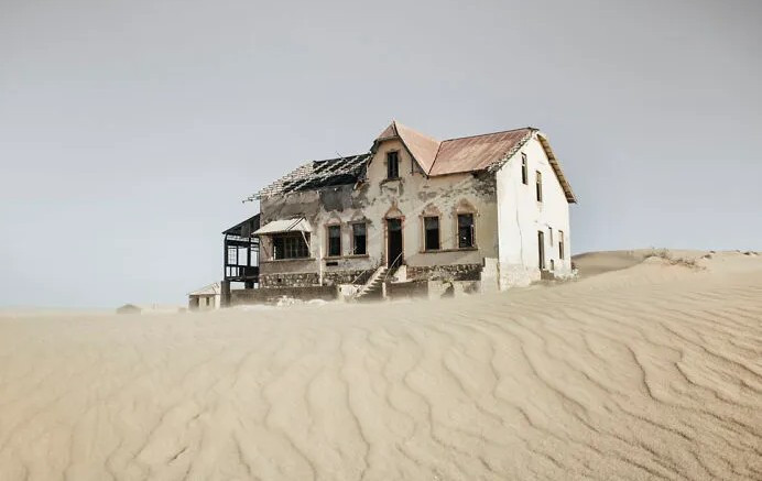 Theo Bored Panda, thị trấn khai thác kim cương Kolmanskop, nằm ở sa mạc Namib, miền nam Namibia, được thành lập vào đầu những năm 1900. Ảnh: Bored Panda.