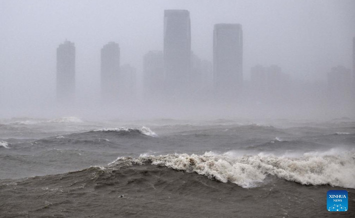 Mưa và sóng lớn trên vùng biển gần trung tâm thành phố Hải Khẩu, tỉnh Hải Nam, miền nam Trung Quốc, ngày 5/10. Ảnh: THX.