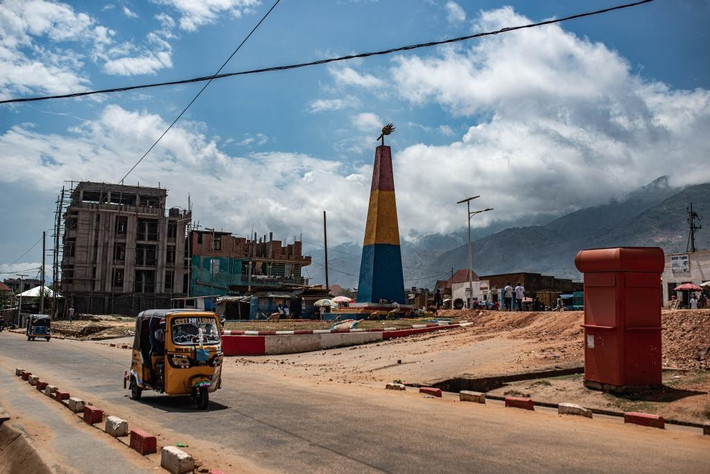 Những chiếc xe di chuyển trên con đường vắng ở Uvira ngày 15/12. Được biết, nhóm vũ trang M23 được Rwanda hậu thuẫn gần đây đã tăng cường các cuộc tấn công ở tỉnh Nam Kivu.