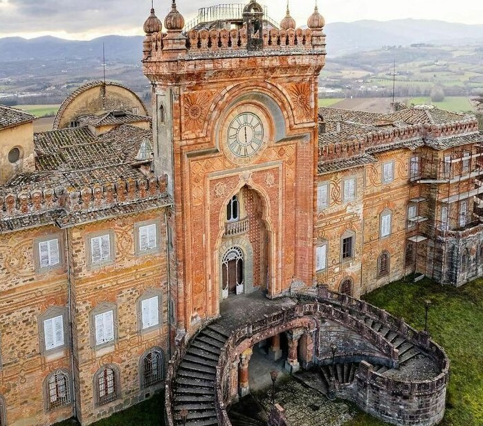 Lâu đài Sammezzano đầy mê hoặc và hoang vắng giữa lòng Tuscany, Italy.