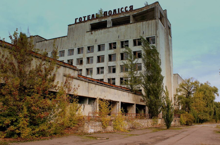 Tuy nhiên, sau đó, khách sạn Polissya nhanh chóng bị bỏ hoang giống như nhiều nơi khác trong thị trấn này. Ngày nay, bên trong tòa nhà xuống cấp nghiêm trọng, trần nhà sụp đổ, giấy dán tường bong tróc,...Ảnh: Wikimedia Commons.