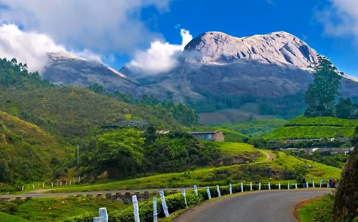 Munnar, Ấn Độ, là một địa điểm du lịch khá nổi tiếng dù nằm cách xa các thành phố lớn. Đây là một nơi nghỉ hè dễ chịu với những ngọn núi hùng vĩ, những ngọn đồi xanh mướt và đồn điền trà,...