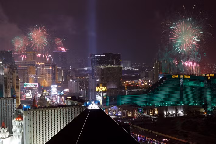 Pháo hoa rực sáng trên bầu trời Las Vegas, Nevada. Ảnh: AP.