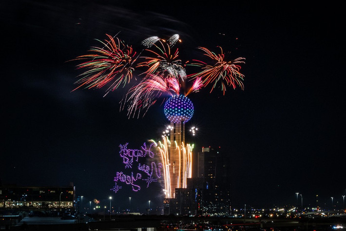 Màn trình diễn pháo hoa và máy bay không người lái tại Tháp Reunion được nhìn từ trung tâm thành phố Dallas, Texas. Ảnh: AP.