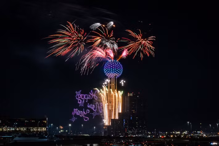 Màn trình diễn pháo hoa và máy bay không người lái tại Tháp Reunion được nhìn từ trung tâm thành phố Dallas, Texas. Ảnh: AP.