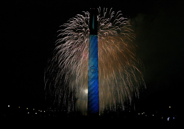 Đài tưởng niệm Washington được thắp sáng như một ngọn nến trong đêm Giao thừa. Ảnh: AP.