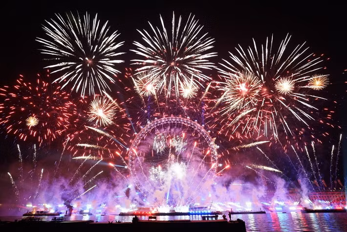 Pháo hoa thắp sáng bầu trời phía trên vòng quay London Eye ở trung tâm London, Anh, trong thời khắc chuyển giao giữa năm cũ 2025 và năm mới 2026. Ảnh: PA/AP.