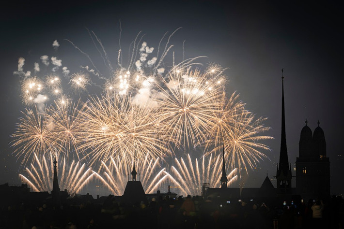 Đêm Giao thừa ở Zurich, Thụy Sĩ. Ảnh: AP.