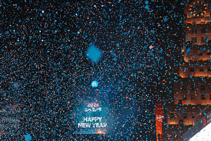 Biển người đã tập trung tại Quảng trường Thời đại ở New York để theo dõi sự kiện thả quả cầu đón năm mới 2026 giữa thời tiết lạnh giá. Ảnh: AP.