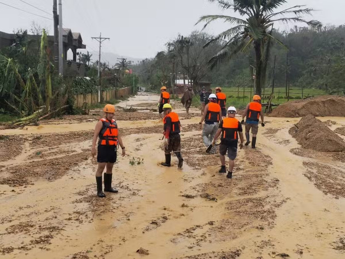 Lực lượng địa phương bắt đầu hoạt động dọn dẹp tại Baras, Catanduanes, sau khi bão đi qua. Ảnh: Inquirer.