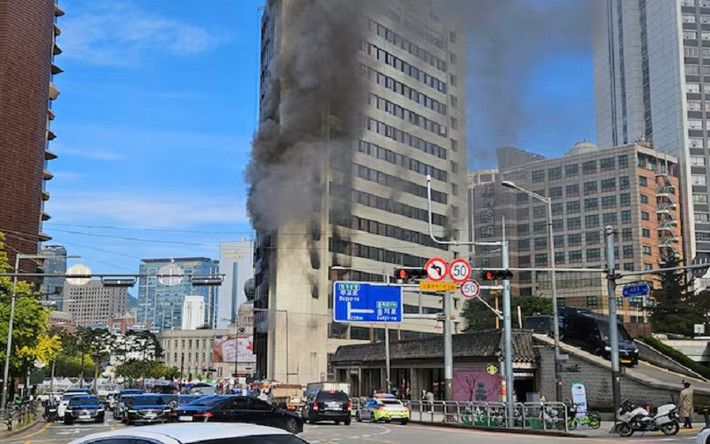 Theo Korea JoongAng Daily, đám cháy bùng phát tại Tòa nhà Trung tâm Seoul ở quận Jung, trung tâm Seoul, vào khoảng 9h46 và được khống chế lúc 10h30 sáng ngày 21/10. Lực lượng cứu hỏa đã dập tắt hoàn toàn ngọn lửa vào lúc 11h19 sáng. Ảnh: Chosun Daily.