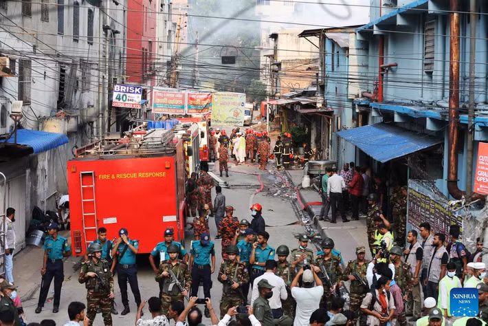 Theo Tân Hoa Xã, vụ hỏa hoạn xảy ra tại một nhà máy may mặc và nhà kho hóa chất ở phía trước trường Đại học Kinh doanh và Công nghệ Bangladesh, thủ đô Dhaka, ngày 14/10. (Nguồn ảnh: Xinhua News)