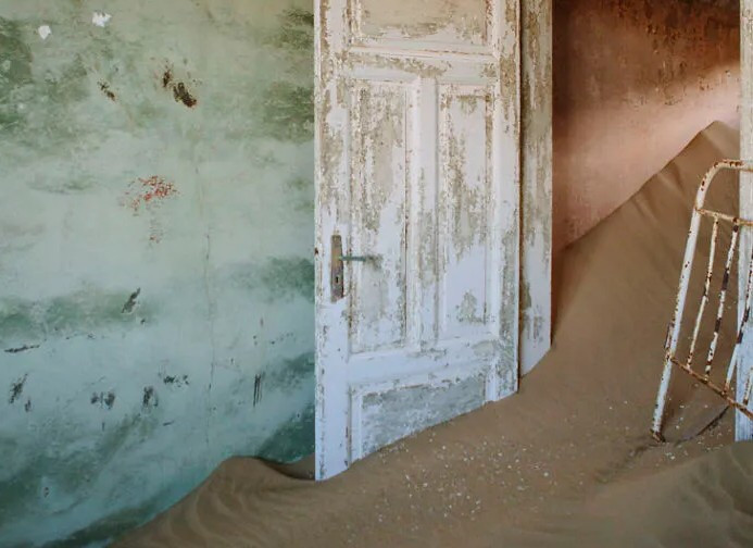 Năm 2015, nhiếp ảnh gia McEvoy đã đến thị trấn "ma" này và chụp lại những ngôi nhà đầy cát trong thị trấn cho bộ ảnh "Lâu đài cát" của mình. Ảnh: Bored Panda.