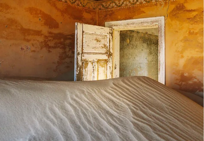 Cát "xâm chiếm" một ngôi nhà trong thị trấn. Ảnh: Bored Panda.