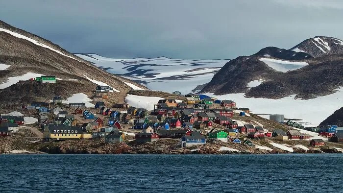 Ittoqqortoormiit, Greenland, được cho là một trong những nơi lạnh nhất trên Trái Đất. Ittoqqortoormiit có dân số chỉ khoảng 345 người tính đến năm 2020.