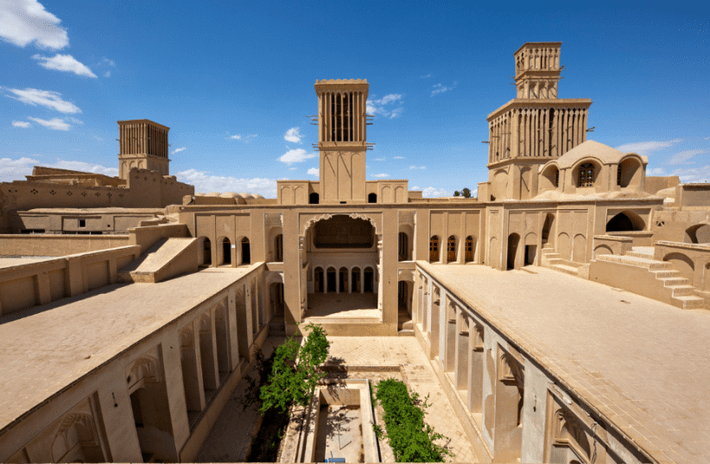 Nằm bên dưới 5 ngôi nhà lịch sử ở Abarkuh, khu định cư ngầm này được sử dụng để vận chuyển nguồn nước địa phương, giữ mát vào mùa hè và là nơi trú ẩn trong thời chiến. Ảnh: Shutterstock.