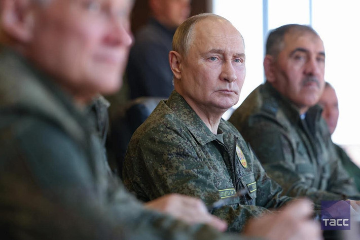 Theo TASS ngày 16/9, Tổng thống Putin đã mặc quân phục tới thị sát thao trường Mulino ở Vùng Nizhny Novgorod trong khuôn khổ cuộc tập trận Zapad-2025 diễn ra. Ảnh: Tass.