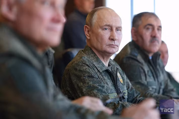 Theo TASS ngày 16/9, Tổng thống Putin đã mặc quân phục tới thị sát thao trường Mulino ở Vùng Nizhny Novgorod trong khuôn khổ cuộc tập trận Zapad-2025 diễn ra. Ảnh: Tass.