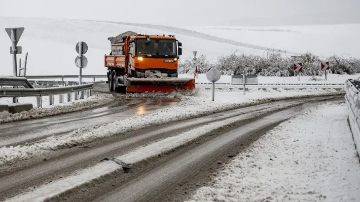 Trang Daily News Hungary dẫn thông tin từ các cơ quan giao thông vận tải cho biết, tuyết rơi dày đã làm ảnh hưởng đến hoạt động giao thông đường sắt tại nhiều khu vực ở Hungary vào sáng 6/1, khiến nhiều chuyến tàu chạy chậm hơn dự kiến. Mặt đường ở nhiều nơi bị bao phủ bởi băng tuyết, bùn. Ảnh: FB/János Lázár.