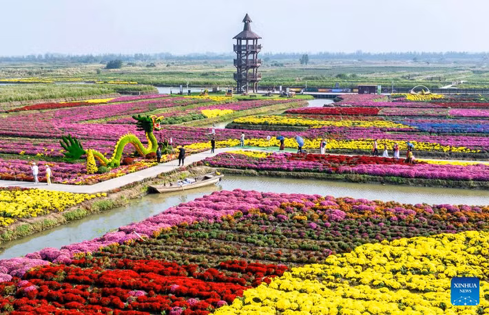 Một bức ảnh chụp bằng máy bay không người lái vào ngày 13/10/2025 cho thấy khách du lịch đang tham quan một danh lam thắng cảnh ở thành phố Hưng Hóa, tỉnh Giang Tô, miền đông Trung Quốc.
