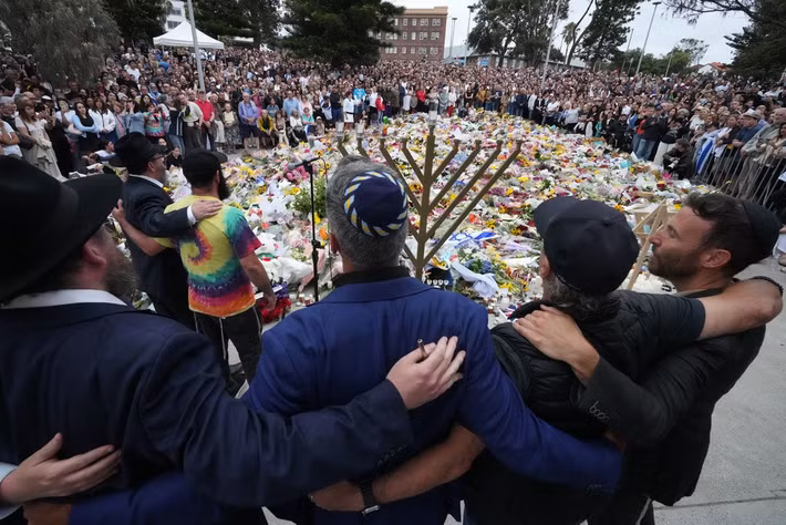 Nhiều người tập trung tại buổi lễ thắp nến menorah tưởng niệm các nạn nhân. Ảnh: AP.