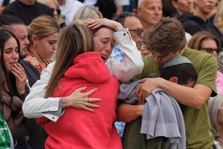 Người phụ nữ bật khóc trong buổi lễ tưởng niệm tại Bondi Pavilion trên bãi biển Bondi ngày 16/12. Ảnh: AP.