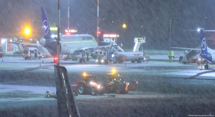 Tại sân bay Hamburg, hoạt động hàng không vẫn diễn ra bình thường bất chấp tuyết rơi dày. Tuy nhiên, sân bay Cologne/Bonn ở miền tây nước Đức đã phải tạm dừng các chuyến bay trong khoảng 1 giờ do điều kiện thời tiết bất lợi. Ảnh: DPA.