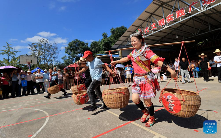 Chạy tiếp sức gánh lúa tại lễ hội thu hoạch của nông dân Trung Quốc ở làng Lương Bắc, thành phố Liễu Châu, Khu tự trị dân tộc Choang Quảng Tây. Ảnh: THX.