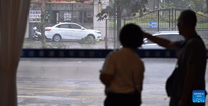 Được biết, nhiều khu phố ở Dương Giang rơi vào cảnh mất điện khi cơn bão đi qua. Ảnh: THX.